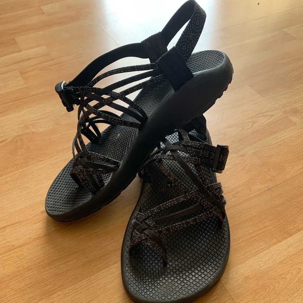 Women’s 10W triple strap black chacos EUC